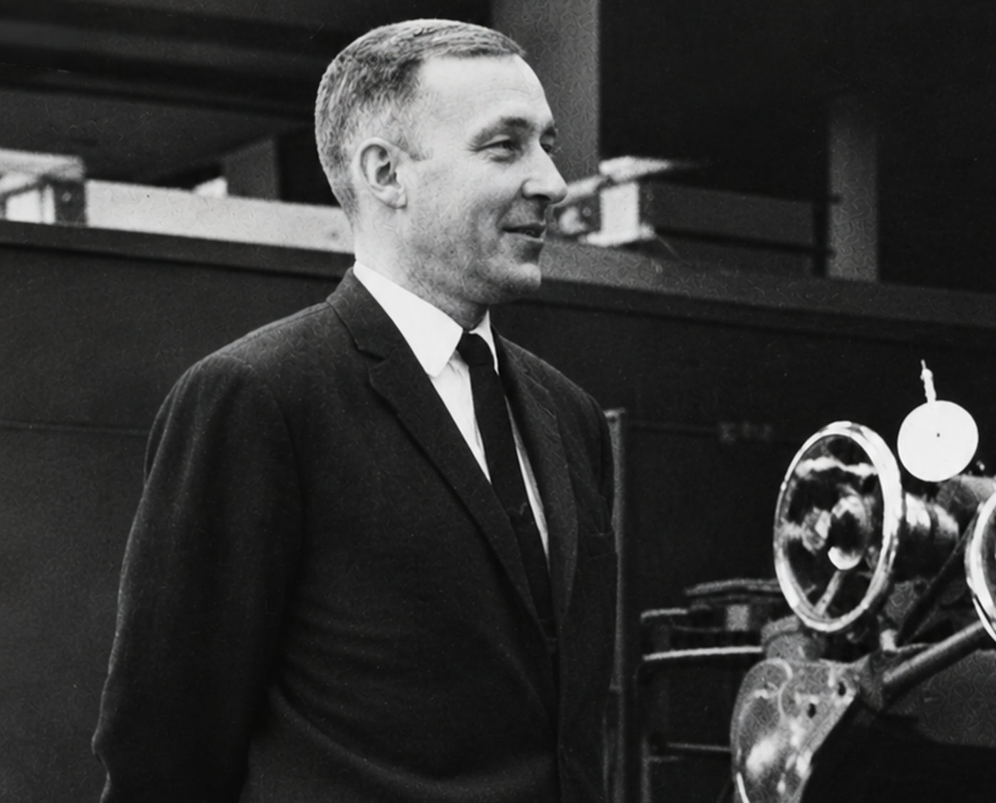 Haakon Ameln ved åpningen av Nesbyen Factory i 1971, i sin rolle som leder for plastavdelingen. 