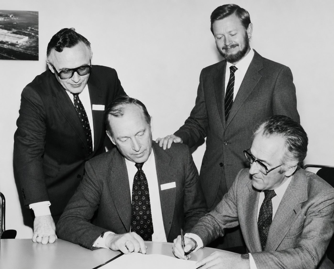 Haakon (sittende til venstre) signerer Tarkett-avtalen i 1980.